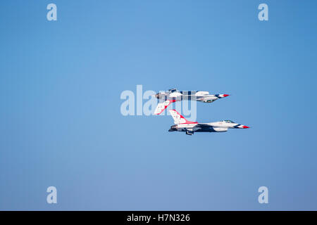 United States Air Force Thunderbirds Demonstration Team in der konstituierenden Breitling air show Huntington Beach, Kalifornien Stockfoto