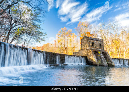Ehrenpreis dam Wasserfall, am Fluss Whippany, Patrioten Weg, in Morristown, New Jersey Stockfoto