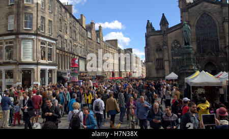 Royal Mile Szenen aus dem Edinburgh Festival Fringe Jungfrau sponsored Street Festival 2015 in Edinburgh, Schottland, Großbritannien Stockfoto