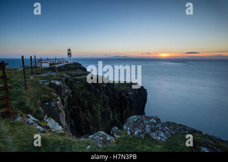 Sonnenuntergang am Nest Point Lighthouse, Isle Of Skye, Schottland Stockfoto