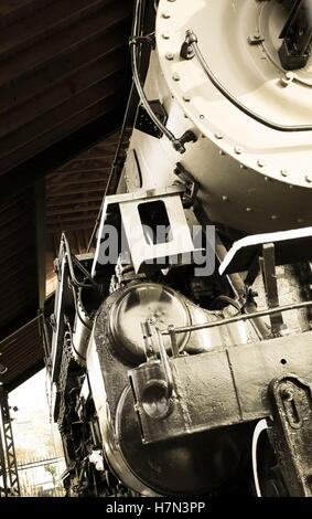 Nahaufnahme der historischen Dampflokomotive Motor in einem alten Bahnhof geparkt Stockfoto