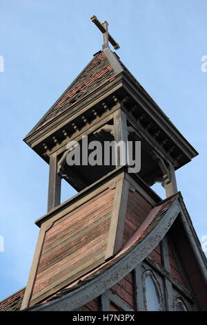 Vintage Glockenturm der alten Kirche mit einem Kreuz aus Metall Stockfoto