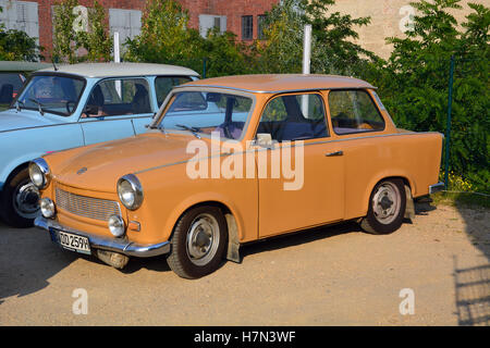 Ein Trabant oder Trabi, ehemalige DDR Coupé namens einige der schlimmsten Autos überhaupt, stehen auf einer Tour durch Berlin fahren. Stockfoto