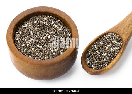 Chia-Samen in eine kleine hölzerne Schüssel mit einem Löffel, isoliert auf weiss, Stockfoto