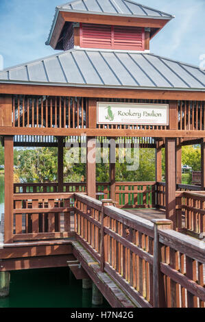 Rookery Pavillon Anzeige Dock auf dem Wasser auf Bird Island Park in Ponte Vedra Beach, Florida, USA. Stockfoto