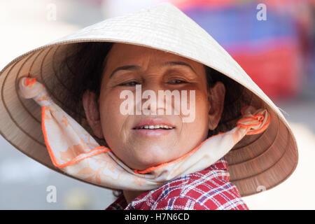 Frau Anbieter Lächeln nicht tragen la Hut Hue Vietnam Stockfoto