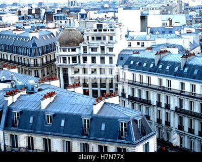 Blauen Dächern und orange Schornsteine in Paris, Frankreich. Französische Häuser im herbstlichen Abendlicht. Stockfoto