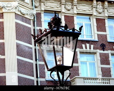 Lampenlicht vor einem klassischen holländischen Backstein-Haus in Amsterdam und Eisen Straßenlaterne, holland Stockfoto