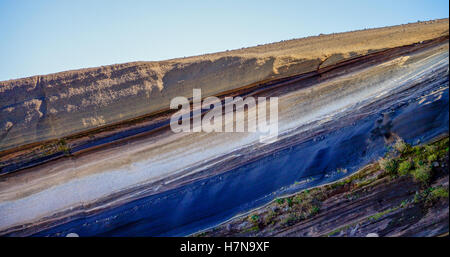 Geologische Schichten in einem Abschnitt des rock Stockfoto