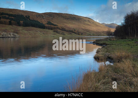 Reflexionen der Bäume am Loch Lubhair, Schottland im Herbst Stockfoto