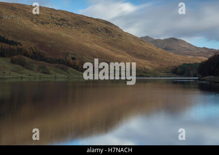 Reflexionen der Bäume am Loch Lubhair, Schottland im Herbst Stockfoto