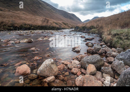 Fluß Etive fließt durch Glen Etive, Schottland Stockfoto