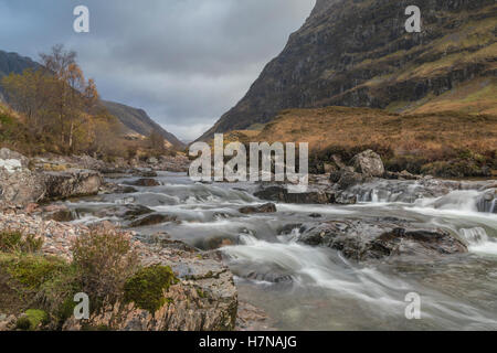 Der Fluss Coe als es verlässt Loch Achtriochtan, Glencoe, Schottland Stockfoto