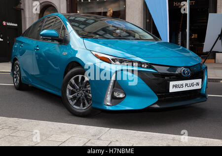 2017 Prime Toyota Prius plug-in Hybrid auf dem Display in das Autofahren Umweltzone, die 2016 Regents Street Motor Show Stockfoto