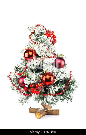 Wenig geschmückter Weihnachtsbaum mit Kugeln und Schnee isoliert auf weißem Hintergrund Stockfoto