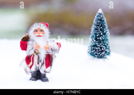 Santa Claus Figur stehend im weißen Schnee außerhalb Stockfoto