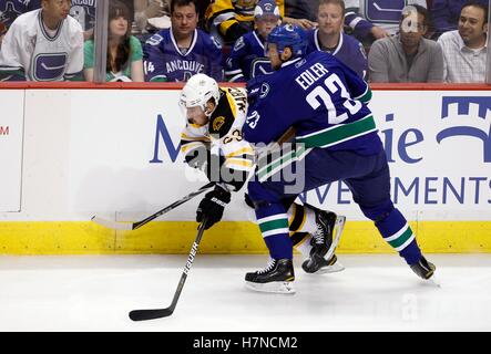 Juni 1, 2011; Vancouver, BC, Kanada, Vancouver Canucks Verteidiger Alexander edler (23) Schecks Boston Bruins linken Flügel brad Marchand (63) während des Spiels eine der 2011 Stanley Cup Finals in der Rogers Arena. die Canucks gewann 1:0. Stockfoto