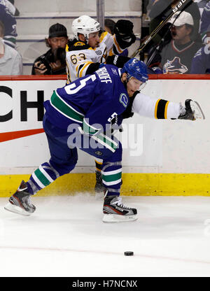 1. Juni 2011; Vancouver, BC, Kanada; Vancouver Canucks Verteidiger Christian Ehrhoff (5) prüft die Boston Bruins linken Flügel Brad Marchand (63) in der ersten Zeit in Spiel eins der 2011 Stanley Cup-Finale in der Rogers Arena. Stockfoto
