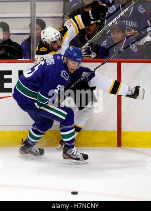 1. Juni 2011; Vancouver, BC, Kanada; Vancouver Canucks Verteidiger Christian Ehrhoff (5) prüft die Boston Bruins linken Flügel Brad Marchand (63) in der ersten Zeit in Spiel eins der 2011 Stanley Cup-Finale in der Rogers Arena. Stockfoto