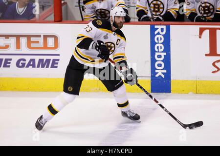 1. Juni 2011; Vancouver, BC, Kanada; Boston Bruins Verteidiger Zdeno Chara (33) in Spiel eins der 2011 Stanley Cup-Finale gegen die Vancouver Canucks in der Rogers Arena. Die Canucks gewann 1: 0. Stockfoto