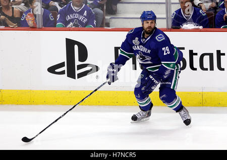 1. Juni 2011; Vancouver, BC, Kanada; Vancouver Canucks Verteidiger Aaron Rome (29) in Spiel eins der 2011 Stanley Cup-Finale gegen die Boston Bruins in der Rogers Arena. Die Canucks gewann 1: 0. Stockfoto