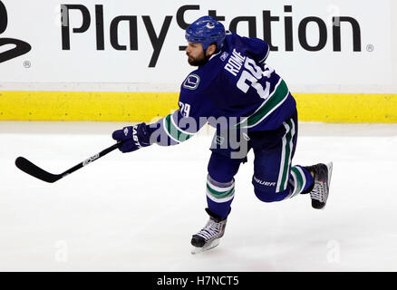 Juni 1, 2011; Vancouver, BC, Kanada, Vancouver Canucks Verteidiger Aaron Rom (29) während des Spiels eine der 2011 Stanley Cup Finale gegen die Boston Bruins an Rogers Arena. die Canucks gewann 1:0. Stockfoto