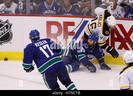 Juni 2011; Vancouver, BC, KANADA; Vancouver Canucks Center Ryan Kesler (17) jagt den Puck als Verteidiger Aaron Rome (29) von Boston Bruins Center David Krejci (46) während des ersten Spiels des Stanley Cup Finals 2011 in der Rogers Arena niedergeschlagen wird. Die Canucks gewannen mit 1:0. Stockfoto