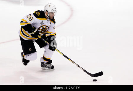 Juni 1, 2011; Vancouver, BC, Kanada; Boston Bruins linken Flügel Mark Recchi während des Spiels eine der 2011 Stanley Cup Finale gegen die Vancouver Canucks in der Rogers Arena. die Canucks gewann 1:0. Stockfoto