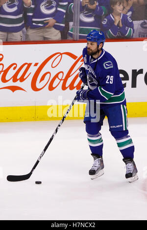 Juni 4, 2011; Vancouver, BC, Kanada, Vancouver Canucks Verteidiger Aaron Rom (29) nach dem Aufwärmen vor dem Spiel zwei der 2011 Stanley Cup Finale gegen die Boston Bruins an Rogers Arena. Vancouver Boston besiegt 3-2 in den überstunden. Stockfoto