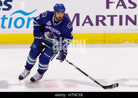 4. Juni 2011; Vancouver, BC, Kanada; Vancouver Canucks Verteidiger Aaron Rome (29) erwärmt sich vor dem Spiel zwei der 2011 Stanley Cup-Finale gegen die Boston Bruins in der Rogers Arena. Vancouver besiegt Boston 3: 2 in der Overtime. Stockfoto