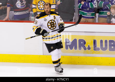 Juni 4, 2011; Vancouver, BC, Kanada; Boston Bruins linken Flügel Mark Recchi(28) nach dem Aufwärmen vor dem Spiel zwei der 2011 Stanley Cup Finale gegen die Vancouver Canucks in der Rogers Arena. Vancouver besiegt Boston 3-2 in den überstunden. Stockfoto