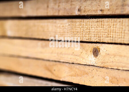 Stapel von neuen hölzernen Stollen auf dem Holzplatz. Holz Holz Baustoff. Stockfoto