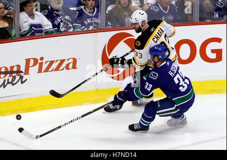 Juni 4, 2011; Vancouver, BC, Kanada; Boston Bruins Verteidiger Zdeno Chara (oben) leitet den Kobold weg von Vancouver Canucks center Henrik Sedin in Spiel zwei der 2011 Stanley Cup Finals in der Rogers Arena. die Canucks gewannen 3-2 in den überstunden. Stockfoto