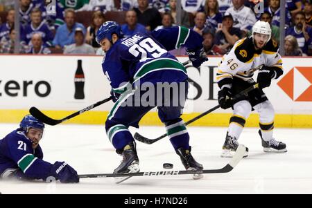 4. Juni 2011; Vancouver, BC, Kanada; Vancouver Canucks Verteidiger Aaron Rome (29) und den linken Flügel Mason Raymond (21) versuchen, einen Pass von Boston Bruins blockieren center David Krejci (46) während Spiel zwei der 2011 Stanley Cup-Finale in der Rogers Arena. Die Canucks gewann 3: 2 in der Overtime. Stockfoto