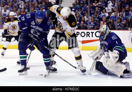 Juni 2011; Vancouver, BC, KANADA; Boston Bruins verließ Milan Lucic (17) in der zweiten Phase des Stanley Cup Finals 2011 in der Rogers Arena um den Puck zwischen dem Vancouver Canucks-Verteidiger Alexander Edler (23) und Torwart Roberto Luongo (1). Stockfoto