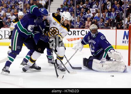Juni 4, 2011; Vancouver, BC, Kanada; Boston Bruins linken Flügel Milan lucic (Mitte) beim Kampf um den Puck zwischen Vancouver Canucks Verteidiger Alexander edler (links) und goalie Roberto Luongo (1) Während der zweiten Periode in Spiel zwei der 2011 Stanley Cup Finals in der Rogers Arena. Stockfoto
