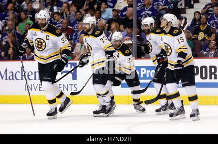 Juni 4, 2011; Vancouver, BC, Kanada; Boston Bruins linken Flügel Mark Recchi (28) Skate zurück zur Bank mit seinen Mannschaftskameraden, nachdem er ein Ziel während des zweiten Zeitraums in Spiel zwei der 2011 Stanley Cup Finale gegen die Vancouver Canucks in der Rogers Arena. Stockfoto
