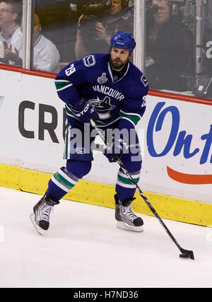 4. Juni 2011; Vancouver, BC, Kanada; Vancouver Canucks Verteidiger Aaron Rome (29) in Spiel zwei der 2011 Stanley Cup-Finale gegen die Boston Bruins in der Rogers Arena. Die Canucks gewann 3: 2 in der Overtime. Stockfoto