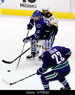 4. Juni 2011; Vancouver, BC, Kanada; Vancouver Canucks linken Flügel, die Daniel Sedin (22) und Verteidiger Alexander Edler (23)-Kampf um den Puck mit Boston Bruins center David Krejci (46) während der dritten Periode in Spiel zwei der 2011 Stanley Cup-Finale in der Rogers Arena. Die Canucks gewann 3: 2 in der Overtime. Stockfoto