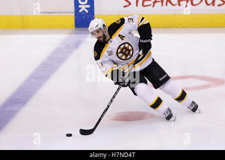 Juni 2011; Vancouver, BC, KANADA; das Boston Bruins Center Patrice Bergeron (37) wärmt sich vor dem fünften Spiel des Stanley Cup Finals 2011 gegen die Vancouver Canucks in der Rogers Arena auf. Vancouver besiegte Boston mit 1:0. Stockfoto