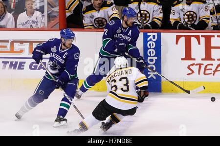 10. Juni 2011; Vancouver, BC, Kanada; Boston Bruins Flügel Brad Marchand (63) Schlachten um den Puck mit Vancouver Canucks Linksaußen Daniel Sedin (22) und Henrik Sedin (33) in der ersten Phase des Spiels fünf von 2011 Stanley Cup-Finale in der Rogers Arena zu zentrieren. Stockfoto