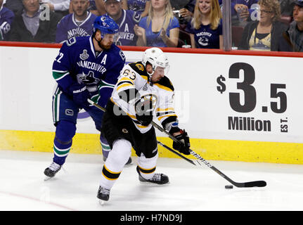 10. Juni 2011; Vancouver, BC, Kanada; Boston Bruins links Flügel Brad Marchand (63) Schlachten um den Puck mit Vancouver Canucks Linksaußen Daniel Sedin (22) in der zweiten Phase des Spiels fünf von 2011 Stanley Cup-Finale in der Rogers Arena. Stockfoto