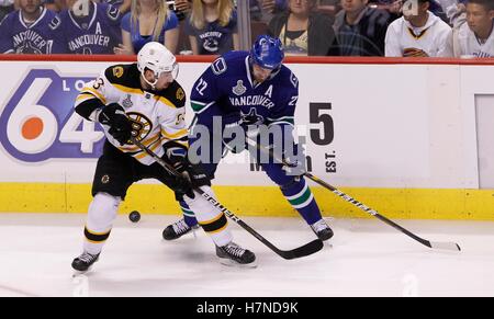 10. Juni 2011; Vancouver, BC, Kanada; Boston Bruins links Flügel Brad Marchand (63) Schlachten um den Puck mit Vancouver Canucks Linksaußen Daniel Sedin (22) in der zweiten Phase des Spiels fünf von 2011 Stanley Cup-Finale in der Rogers Arena. Stockfoto