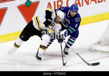 Juni 10, 2011, Vancouver, BC, Kanada; Boston Bruins Verteidiger Dennis seidenberg (links) Schlachten für Position mit Vancouver Canucks Verteidiger Christian ehrhoff (rechts) während des Spiels fünf der 2011 Stanley Cup Finals in der Rogers Arena. die Canucks gewann 1:0. Stockfoto