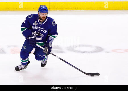 15. Juni 2011; Vancouver, BC, Kanada; Vancouver Canucks Verteidiger Keith Ballard (4) erwärmt sich vor sieben Spielen der 2011 Stanley Cup-Finale gegen die Boston Bruins in der Rogers Arena. Boston besiegt Vancouver 4-0. Stockfoto