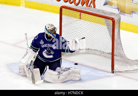 15. Juni 2011; Vancouver, BC, Kanada; Vancouver Canucks Torhüter Roberto Luongo vor sieben Spielen der 2011 Stanley Cup-Finale gegen die Boston Bruins in der Rogers Arena. Stockfoto