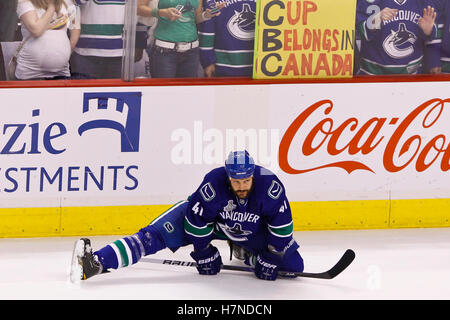 Juni 2011; Vancouver, BC, KANADA; Vancouver Canucks, Verteidiger Andrew Alberts (41), wärmt sich vor dem siebten Spiel des Stanley Cup Finals 2011 gegen die Boston Bruins in der Rogers Arena auf. Boston besiegte Vancouver mit 4:0. Stockfoto