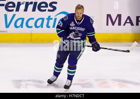 15. Juni 2011; Vancouver, BC, Kanada; Vancouver Canucks Verteidiger Alexander Edler (23) erwärmt sich vor sieben Spielen der 2011 Stanley Cup-Finale gegen die Boston Bruins in der Rogers Arena. Boston besiegt Vancouver 4-0. Stockfoto