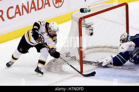 15. Juni 2011; Vancouver, BC, Kanada; Boston Bruins linken Flügel Brad Marchand (links) erzielt ein Tor vorbei an Vancouver Canucks Torhüter Roberto Luongo (1) in der zweiten Periode von sieben Spielen der 2011 Stanley Cup-Finale in der Rogers Arena. Stockfoto