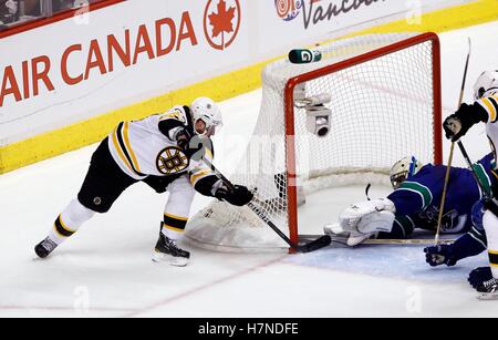 15. Juni 2011; Vancouver, BC, Kanada; Boston Bruins linken Flügel Brad Marchand (links) erzielt ein Tor vorbei an Vancouver Canucks Torhüter Roberto Luongo (1) in der zweiten Periode von sieben Spielen der 2011 Stanley Cup-Finale in der Rogers Arena. Stockfoto